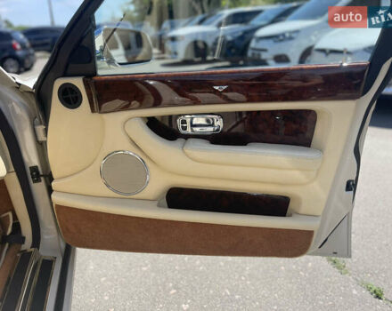 Білий Бентлі Arnage, об'ємом двигуна 6.75 л та пробігом 105 тис. км за 60000 $, фото 15 на Automoto.ua