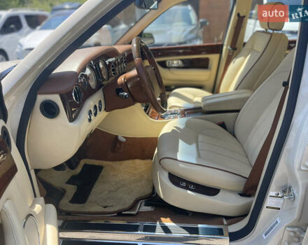 Білий Бентлі Arnage, об'ємом двигуна 6.75 л та пробігом 105 тис. км за 60000 $, фото 9 на Automoto.ua