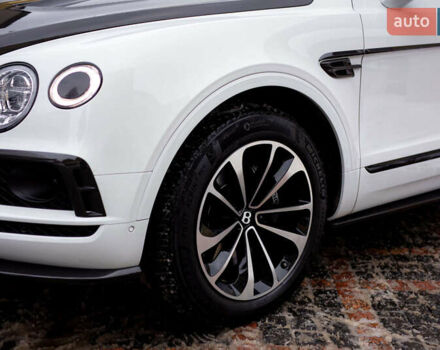 Білий Бентлі Бентайга, об'ємом двигуна 4 л та пробігом 32 тис. км за 155000 $, фото 6 на Automoto.ua