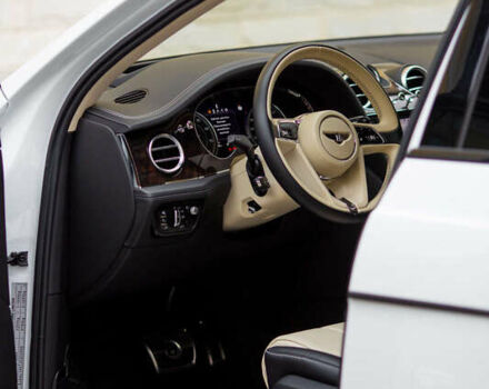 Білий Бентлі Бентайга, об'ємом двигуна 4 л та пробігом 32 тис. км за 155000 $, фото 19 на Automoto.ua