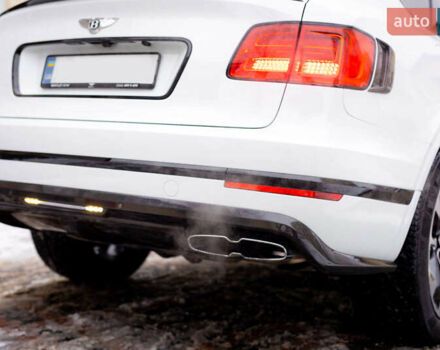 Білий Бентлі Бентайга, об'ємом двигуна 4 л та пробігом 32 тис. км за 155000 $, фото 16 на Automoto.ua