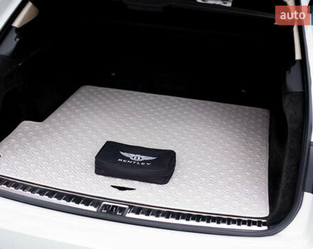 Білий Бентлі Бентайга, об'ємом двигуна 4 л та пробігом 32 тис. км за 155000 $, фото 23 на Automoto.ua