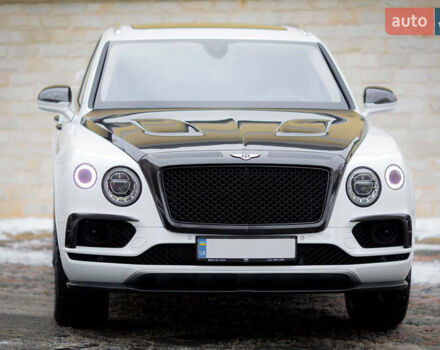 Білий Бентлі Бентайга, об'ємом двигуна 4 л та пробігом 32 тис. км за 155000 $, фото 1 на Automoto.ua