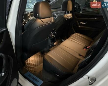 Білий Бентлі Бентайга, об'ємом двигуна 4 л та пробігом 79 тис. км за 125000 $, фото 14 на Automoto.ua