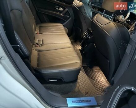 Білий Бентлі Бентайга, об'ємом двигуна 4 л та пробігом 79 тис. км за 125000 $, фото 10 на Automoto.ua