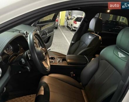 Білий Бентлі Бентайга, об'ємом двигуна 4 л та пробігом 79 тис. км за 125000 $, фото 12 на Automoto.ua