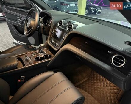 Білий Бентлі Бентайга, об'ємом двигуна 4 л та пробігом 79 тис. км за 125000 $, фото 17 на Automoto.ua