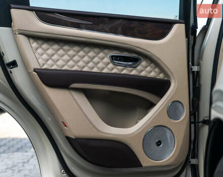 Бежевый Бентли Бентайга, объемом двигателя 4 л и пробегом 33 тыс. км за 215000 $, фото 36 на Automoto.ua
