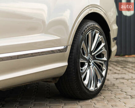 Бежевый Бентли Бентайга, объемом двигателя 4 л и пробегом 33 тыс. км за 215000 $, фото 2 на Automoto.ua