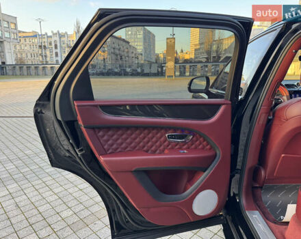 Черный Бентли Бентайга, объемом двигателя 5.95 л и пробегом 15 тыс. км за 220000 $, фото 32 на Automoto.ua