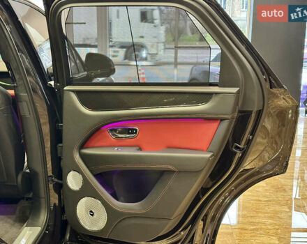 Чорний Бентлі Бентайга, об'ємом двигуна 4 л та пробігом 6 тис. км за 250000 $, фото 65 на Automoto.ua