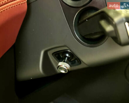 Чорний Бентлі Бентайга, об'ємом двигуна 4 л та пробігом 6 тис. км за 250000 $, фото 34 на Automoto.ua