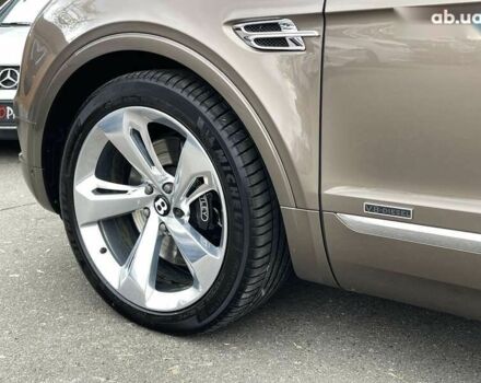 Бентли Бентайга, объемом двигателя 4 л и пробегом 65 тыс. км за 155000 $, фото 3 на Automoto.ua