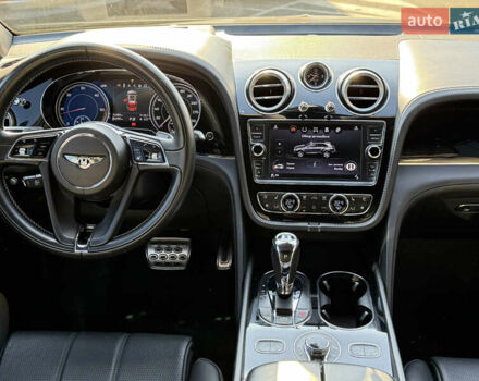 Серый Бентли Бентайга, объемом двигателя 4 л и пробегом 52 тыс. км за 171000 $, фото 6 на Automoto.ua