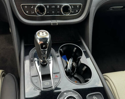 Серый Бентли Бентайга, объемом двигателя 4 л и пробегом 41 тыс. км за 133000 $, фото 2 на Automoto.ua