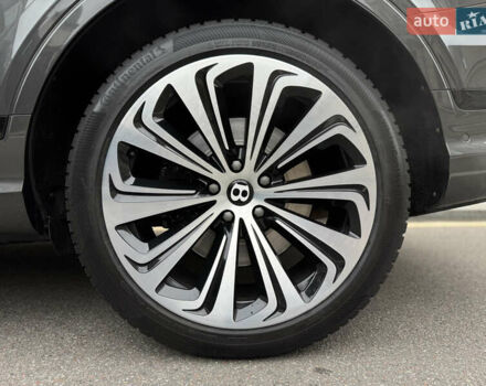 Сірий Бентлі Бентайга, об'ємом двигуна 4 л та пробігом 170 тис. км за 159900 $, фото 66 на Automoto.ua