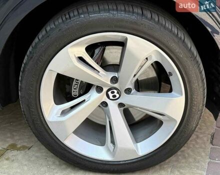 Синий Бентли Бентайга, объемом двигателя 6 л и пробегом 66 тыс. км за 129900 $, фото 4 на Automoto.ua