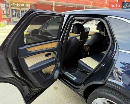 Синий Бентли Бентайга, объемом двигателя 6 л и пробегом 66 тыс. км за 129900 $, фото 37 на Automoto.ua