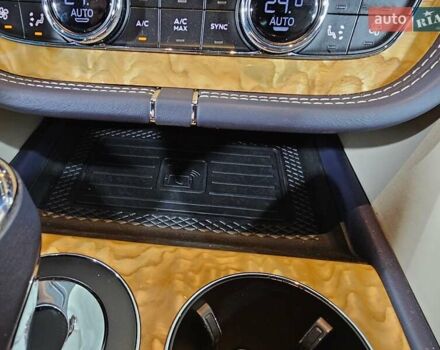 Синій Бентлі Бентайга, об'ємом двигуна 4 л та пробігом 8 тис. км за 209999 $, фото 26 на Automoto.ua