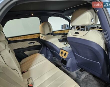 Синій Бентлі Бентайга, об'ємом двигуна 4 л та пробігом 8 тис. км за 209999 $, фото 14 на Automoto.ua