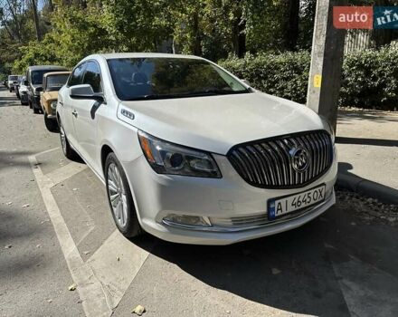 Белый Бьюик ЛаКросс, объемом двигателя 2.38 л и пробегом 133 тыс. км за 9500 $, фото 1 на Automoto.ua