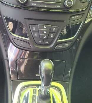 Белый Бьюик Регал, объемом двигателя 2 л и пробегом 175 тыс. км за 9600 $, фото 5 на Automoto.ua