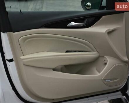 Белый Бьюик Регал, объемом двигателя 2 л и пробегом 142 тыс. км за 16999 $, фото 13 на Automoto.ua