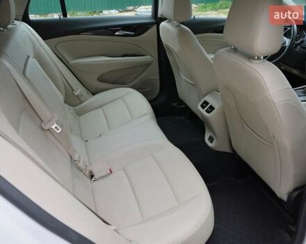 Белый Бьюик Регал, объемом двигателя 2 л и пробегом 142 тыс. км за 16999 $, фото 43 на Automoto.ua