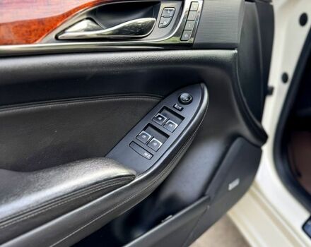 Белый Кадиллак СТС, объемом двигателя 2 л и пробегом 240 тыс. км за 13500 $, фото 3 на Automoto.ua