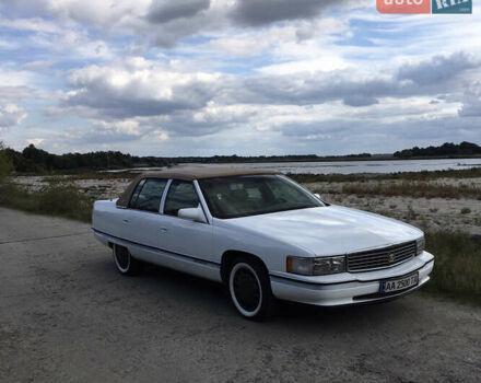 Белый Кадиллак ДеВиль, объемом двигателя 4.6 л и пробегом 176 тыс. км за 14500 $, фото 1 на Automoto.ua