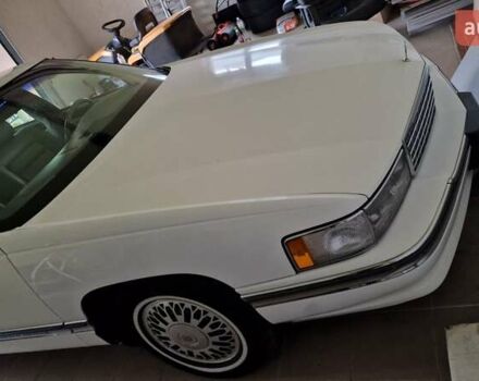 Белый Кадиллак ДеВиль, объемом двигателя 4.6 л и пробегом 92 тыс. км за 17000 $, фото 1 на Automoto.ua