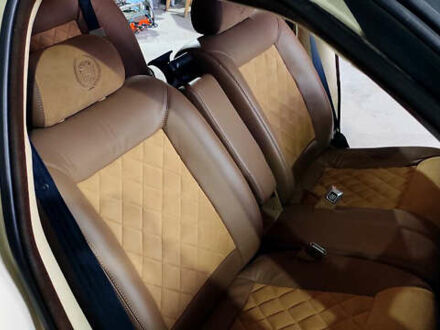 Бежевый Кадиллак ДеВиль, объемом двигателя 4.6 л и пробегом 100 тыс. км за 18000 $, фото 1 на Automoto.ua