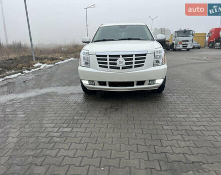 Білий Каділак Ескалейд, об'ємом двигуна 6 л та пробігом 235 тис. км за 19990 $, фото 2 на Automoto.ua