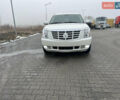 Білий Каділак Ескалейд, об'ємом двигуна 6 л та пробігом 235 тис. км за 19990 $, фото 2 на Automoto.ua