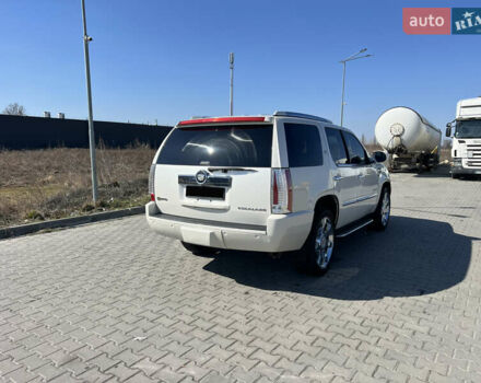 Білий Каділак Ескалейд, об'ємом двигуна 6 л та пробігом 235 тис. км за 19990 $, фото 7 на Automoto.ua