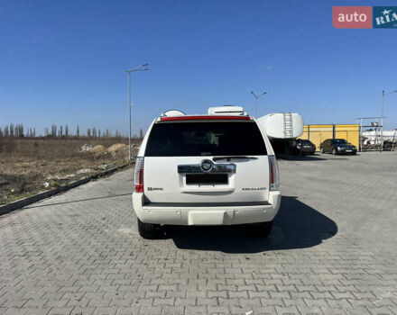 Білий Каділак Ескалейд, об'ємом двигуна 6 л та пробігом 235 тис. км за 19990 $, фото 5 на Automoto.ua