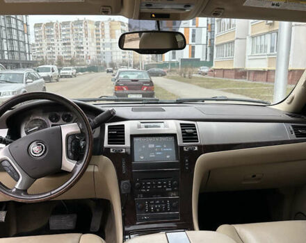 Білий Каділак Ескалейд, об'ємом двигуна 6 л та пробігом 235 тис. км за 19990 $, фото 20 на Automoto.ua