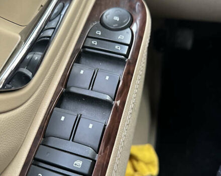 Білий Каділак Ескалейд, об'ємом двигуна 6 л та пробігом 235 тис. км за 19990 $, фото 19 на Automoto.ua