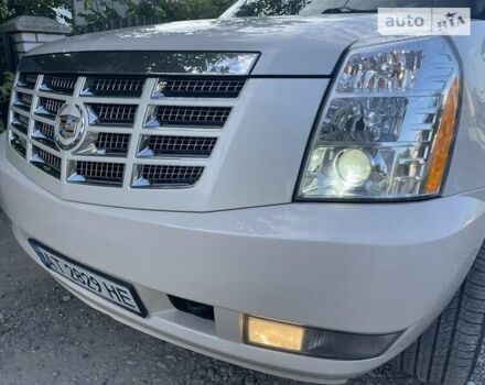 Белый Кадиллак Эскалейд, объемом двигателя 6.2 л и пробегом 239 тыс. км за 34900 $, фото 3 на Automoto.ua