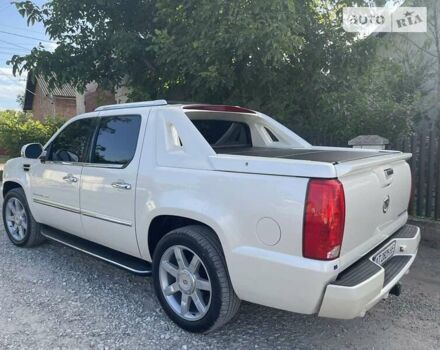 Белый Кадиллак Эскалейд, объемом двигателя 6.2 л и пробегом 239 тыс. км за 34900 $, фото 7 на Automoto.ua