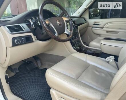 Белый Кадиллак Эскалейд, объемом двигателя 6.2 л и пробегом 239 тыс. км за 34900 $, фото 57 на Automoto.ua