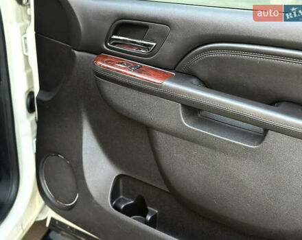 Белый Кадиллак Эскалейд, объемом двигателя 6.2 л и пробегом 220 тыс. км за 28999 $, фото 33 на Automoto.ua