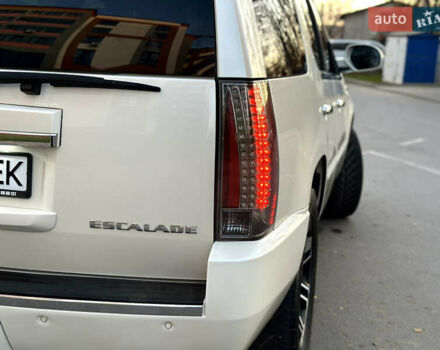 Белый Кадиллак Эскалейд, объемом двигателя 6.2 л и пробегом 220 тыс. км за 28999 $, фото 24 на Automoto.ua