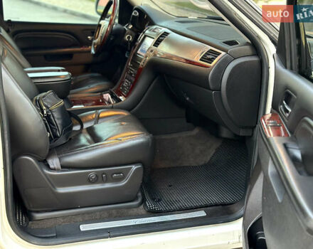 Белый Кадиллак Эскалейд, объемом двигателя 6.2 л и пробегом 220 тыс. км за 28999 $, фото 35 на Automoto.ua