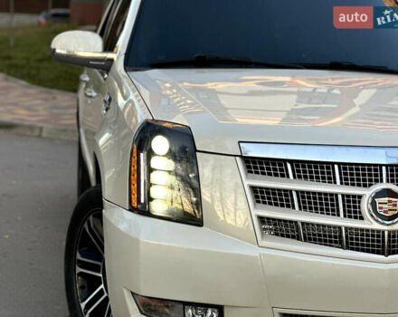 Белый Кадиллак Эскалейд, объемом двигателя 6.2 л и пробегом 220 тыс. км за 28999 $, фото 3 на Automoto.ua