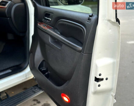 Белый Кадиллак Эскалейд, объемом двигателя 6.2 л и пробегом 220 тыс. км за 28999 $, фото 36 на Automoto.ua