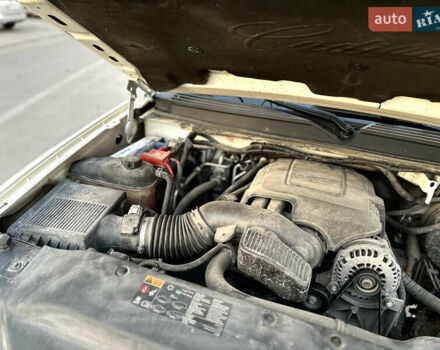 Белый Кадиллак Эскалейд, объемом двигателя 6.2 л и пробегом 220 тыс. км за 28999 $, фото 43 на Automoto.ua