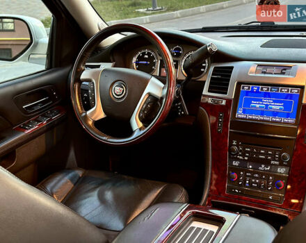 Белый Кадиллак Эскалейд, объемом двигателя 6.2 л и пробегом 220 тыс. км за 28999 $, фото 40 на Automoto.ua