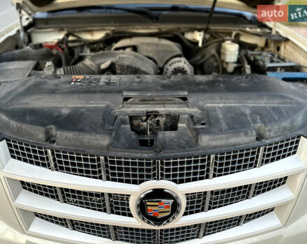 Белый Кадиллак Эскалейд, объемом двигателя 6.2 л и пробегом 220 тыс. км за 28999 $, фото 44 на Automoto.ua
