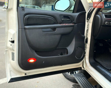 Белый Кадиллак Эскалейд, объемом двигателя 6.2 л и пробегом 220 тыс. км за 28999 $, фото 30 на Automoto.ua